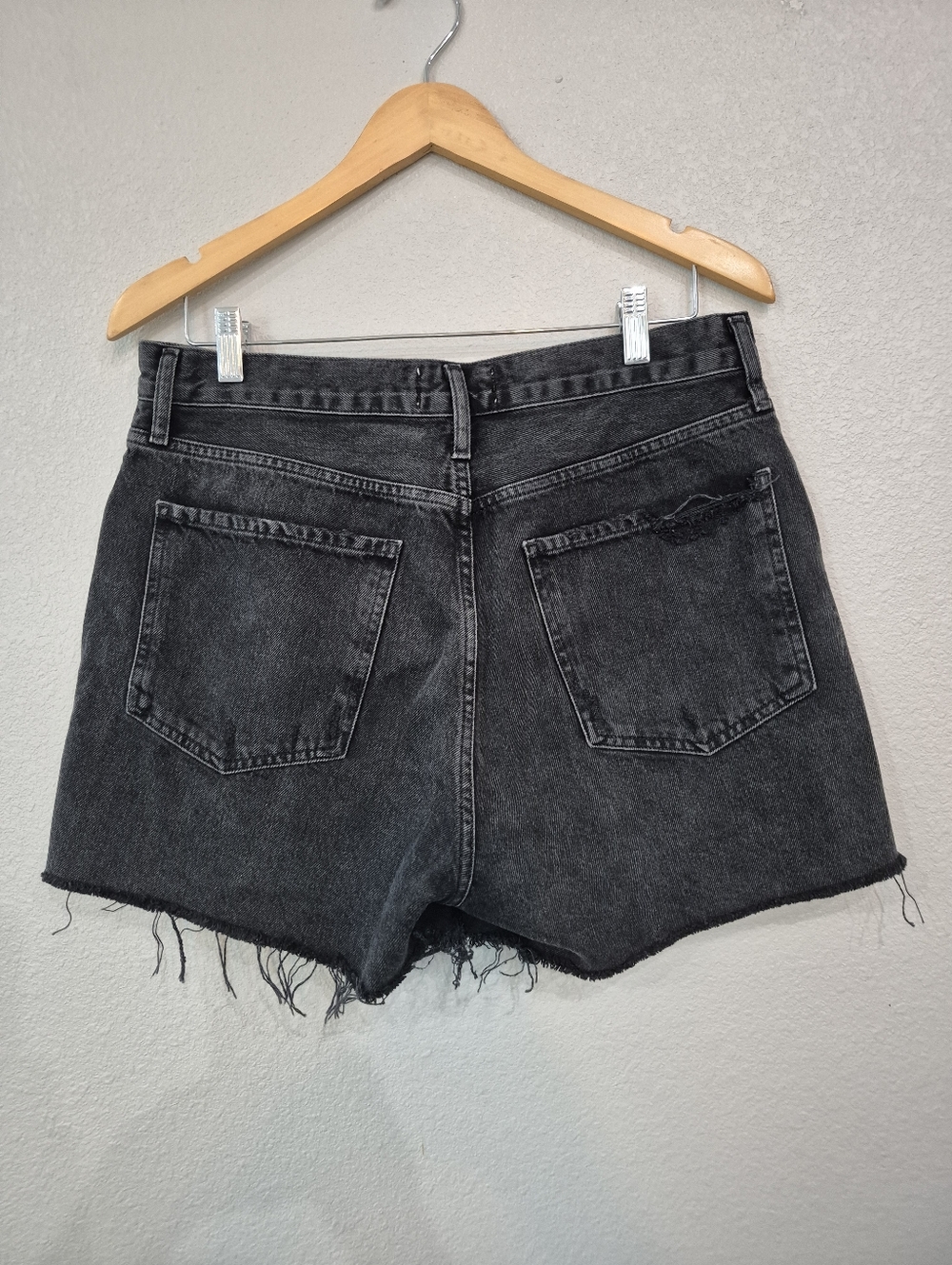 AGOLDE Black High-Rise Cutoff Denim Shorts Size 30 In Excellent Condition - Picture 3 of 5